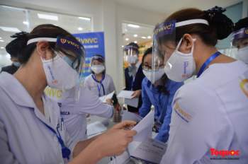 Chính thức tiêm những mũi vắc xin COVID-19 của AstraZeneca tại Việt Nam - Ảnh 9.