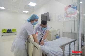 Chính thức tiêm những mũi vắc xin COVID-19 của AstraZeneca tại Việt Nam - Ảnh 7.