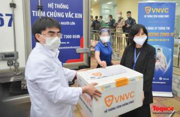 Chính thức tiêm những mũi vắc xin COVID-19 của AstraZeneca tại Việt Nam - Ảnh 6.
