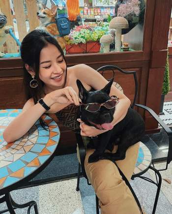 Instagram look của sao Việt sau Tết: Nhã Phương khoe da trắng muốt, Kỳ Duyên và Tóc Tiên sexy bỏng mắt - Ảnh 4.