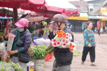 Chợ hoa lớn nhất Hà Nội tất bật, nhộn nhịp kẻ bán, người mua dịp 8.3 - ảnh 9