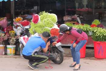 Chợ hoa lớn nhất Hà Nội tất bật, nhộn nhịp kẻ bán, người mua dịp 8.3 - ảnh 11