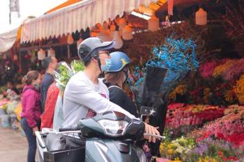 Chợ hoa lớn nhất Hà Nội tất bật, nhộn nhịp kẻ bán, người mua dịp 8.3 - ảnh 1