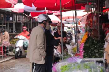 Chợ hoa lớn nhất Hà Nội tất bật, nhộn nhịp kẻ bán, người mua dịp 8.3 - ảnh 2
