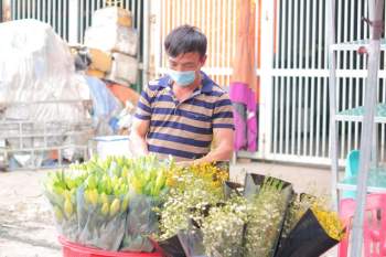 Chợ hoa lớn nhất Hà Nội tất bật, nhộn nhịp kẻ bán, người mua dịp 8.3 - ảnh 4