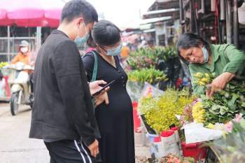 Chợ hoa lớn nhất Hà Nội tất bật, nhộn nhịp kẻ bán, người mua dịp 8.3 - ảnh 5