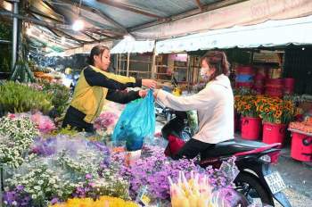 TP.HCM có ca nhiễm Covid-19: Chợ hoa Hồ Thị Kỷ vắng, hoa tươi nhưng người bán ‘héo’ - ảnh 6