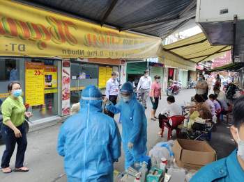 TP.HCM phong tỏa chợ Phú Nhuận vì ca nghi nhiễm: Nhiều người 'mong Covid-19 đừng gọi tên' - ảnh 5