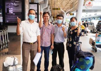 Đội phản ứng nhanh Bệnh viện Chợ Rẫy sang Lào hỗ trợ ứng phó dịch COVID-19 - Ảnh 2.