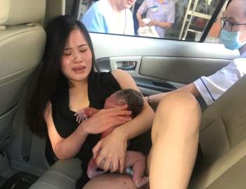 Hy hữu: Chồng đỡ đẻ cho vợ ngay trên xe ở Sài Gòn - ảnh 3