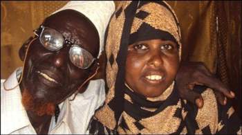 Cụ ông Ahmed Muhamed Dore, 112 tuổi ở Somalia đã làm lễ kết hôn với người vợ thứ 6 là Safia Abdulleh mới 17 tuổi.