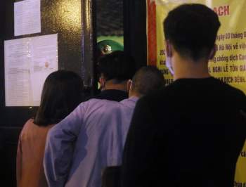 Hà Nội: Chùa Phúc Khánh làm lễ cầu an trực tuyến, nhiều người đứng bên ngoài vái vọng - Ảnh 3.