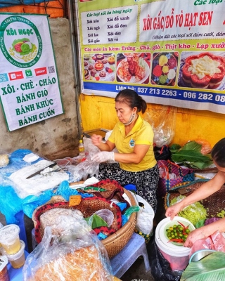 Những hàng xôi vỉa hè Hà Nội sở hữu vị ngon gia truyền hiếm nơi đâu sánh bằng, lúc nào cũng thấy khách ra vào nườm nượp - Ảnh 1.