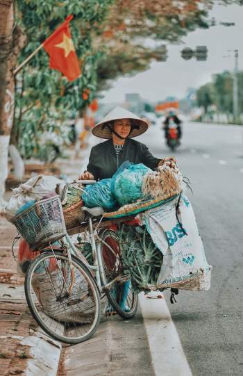  2 chàng trai 'chụp lén' người mưu sinh rồi in ảnh tặng nhân vật - ảnh 2