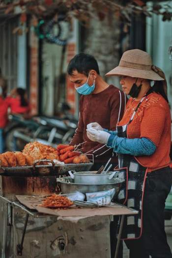  2 chàng trai 'chụp lén' người mưu sinh rồi in ảnh tặng nhân vật - ảnh 6