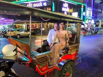 Cô gái Việt 27 tuổi đính hôn CEO thời trang Mỹ 73 tuổi: 2 ngày và những gièm pha! - ảnh 1