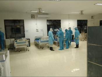 Bệnh nhân Covid-19 nặng tại Lào được chuyên gia y tế Việt Nam cấp cứu - Ảnh 1.