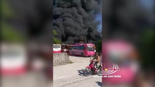 Cộng đồng mạng - Clip: Hoảng hồn 6 xe khách bất ngờ bốc cháy dữ dội trong bãi đỗ xe
