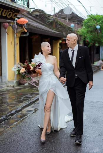 Cô dâu Việt cạo trọc đầu chụp ảnh cưới với chồng Mỹ, câu chuyện đằng sau khiến ai cũng xúc động - Ảnh 2