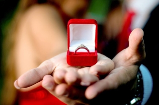 Cô gái bất ngờ phát hiện ra sự thật động trời sau 2 năm được hôn phu tặng nhẫn kim cương đắt tiền - Ảnh 1