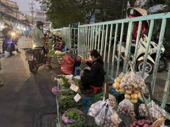 Sau Tết thất nghiệp vì dịch Covid: Vào Sài Gòn làm công nhân giờ ra chợ bán rau - ảnh 3