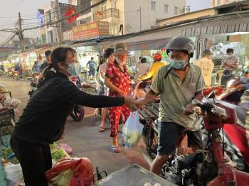 Sau Tết thất nghiệp vì dịch Covid: Vào Sài Gòn làm công nhân giờ ra chợ bán rau - ảnh 4