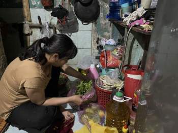 Sau Tết thất nghiệp vì dịch Covid: Vào Sài Gòn làm công nhân giờ ra chợ bán rau - ảnh 7