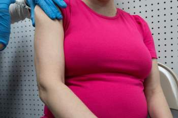Israel: Phụ nữ mang thai đã tiêm vắc xin COVID-19 có thể bảo vệ con - Ảnh 1.