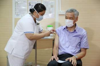 Thủ tướng Singapore tiêm vắc xin COVID-19 của hãng Pfizer/BioNTech - Ảnh 1.