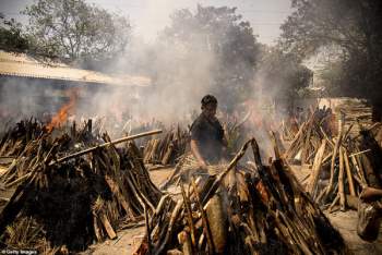 Ấn Độ: Nhân viên lò hỏa táng kiệt sức, người Ch?t nhiều đến mức phải chặt cây trong công viên để hỏa táng - Ảnh 11.