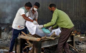 Ấn Độ: Nhân viên lò hỏa táng kiệt sức, người Ch?t nhiều đến mức phải chặt cây trong công viên để hỏa táng - Ảnh 2.