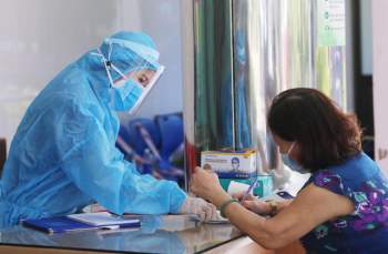 Hà Nội: Người phụ nữ ở Cầu Giấy tái dương tính SARS-CoV-2 sau 2 ngày ra viện - Ảnh 2.
