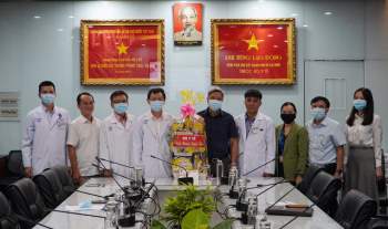 Thứ trưởng Nguyễn Trường Sơn thăm và kiểm tra công tác phòng chống dịch COVID-19 tại Bệnh viện Chợ Rẫy - Ảnh 1.