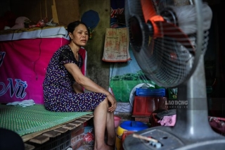 Cuộc sống của người dân nghèo Hà Nội ngày nắng nóng - Ảnh 10