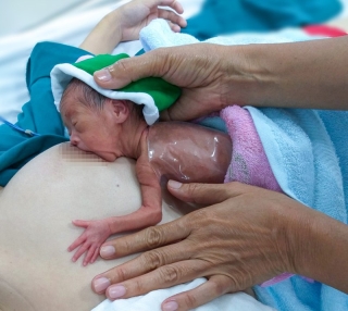 Sức sống mãnh liệt của bé gái sinh ra chỉ nặng 700gr - ảnh 1