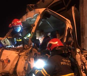 Hà Nội: Cắt cabin cứu 3 người bị thương nặng trong xe ô tô T*i n*n - Ảnh 1.