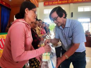 Nhiều phần quà cứu trợ đến với người dân Quảng Nam - ảnh 1