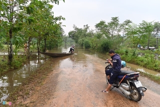 Người dân địa phương cho biết mưa lớn kéo dài nhiều ngày qua khiến tuyến đường độc đạo dẫn vào công trình thủy điện bị ngập sâu, sạt lở.