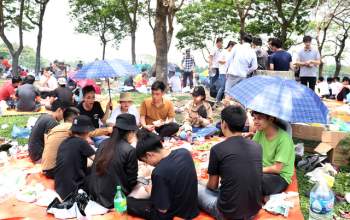 Hà Nội: Nắng như đổ lửa, nghìn người ùn ùn kéo đến công viên cắm trại dịp Giỗ tổ Hùng Vương - Ảnh 4.