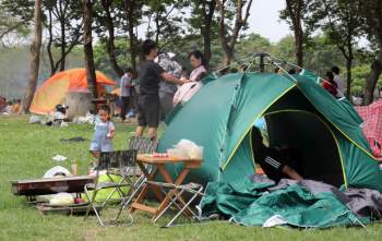 Hà Nội: Nắng như đổ lửa, nghìn người ùn ùn kéo đến công viên cắm trại dịp Giỗ tổ Hùng Vương - Ảnh 15.