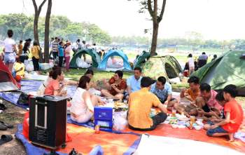 Hà Nội: Nắng như đổ lửa, nghìn người ùn ùn kéo đến công viên cắm trại dịp Giỗ tổ Hùng Vương - Ảnh 5.