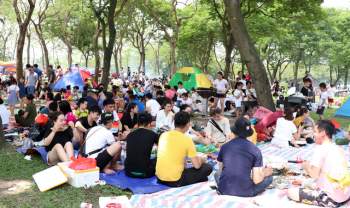Hà Nội: Nắng như đổ lửa, nghìn người ùn ùn kéo đến công viên cắm trại dịp Giỗ tổ Hùng Vương - Ảnh 6.