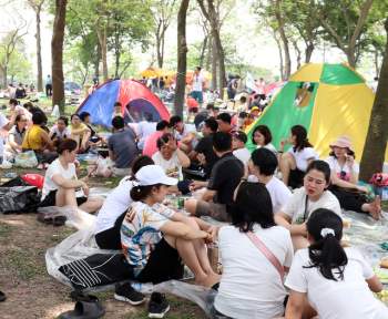 Hà Nội: Nắng như đổ lửa, nghìn người ùn ùn kéo đến công viên cắm trại dịp Giỗ tổ Hùng Vương - Ảnh 7.