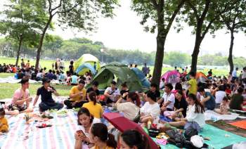 Hà Nội: Nắng như đổ lửa, nghìn người ùn ùn kéo đến công viên cắm trại dịp Giỗ tổ Hùng Vương - Ảnh 8.
