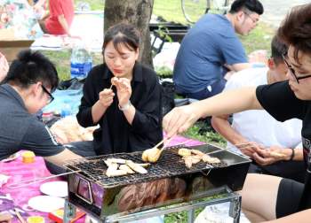 Hà Nội: Nắng như đổ lửa, nghìn người ùn ùn kéo đến công viên cắm trại dịp Giỗ tổ Hùng Vương - Ảnh 11.