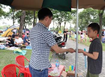 Hà Nội: Nắng như đổ lửa, nghìn người ùn ùn kéo đến công viên cắm trại dịp Giỗ tổ Hùng Vương - Ảnh 2.