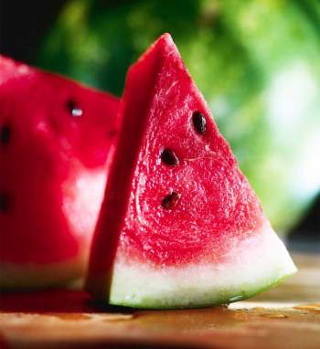 Vào mùa hè, ăn dưa hấu có tác dụng khiến ai cũng thích mê lại còn làm Thuốc chữa bệnh siêu hay - Ảnh 1.