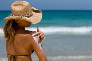 Đi du lịch biển: Chuyên gia nhắn nhủ cần tuân thủ quy trình chống nắng chặt chẽ trước sau nếu không muốn làn da bị cháy nắng, đen sạm và ung thư - Ảnh 2.