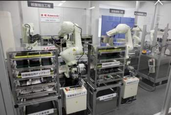 Trung tâm robot Tokyo của tập đoàn công nghiệp nặng Kawasaki trình diễn xét nghiệm COVID-19 bằng cánh tay robot.
