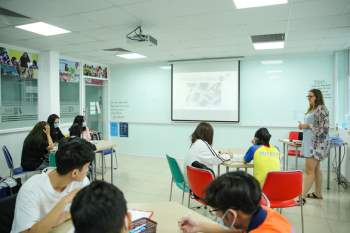 Giáo viên có điểm IELTS 8.0 vẫn chưa đủ điều kiện dạy ở Việt Nam! - Ảnh 1.